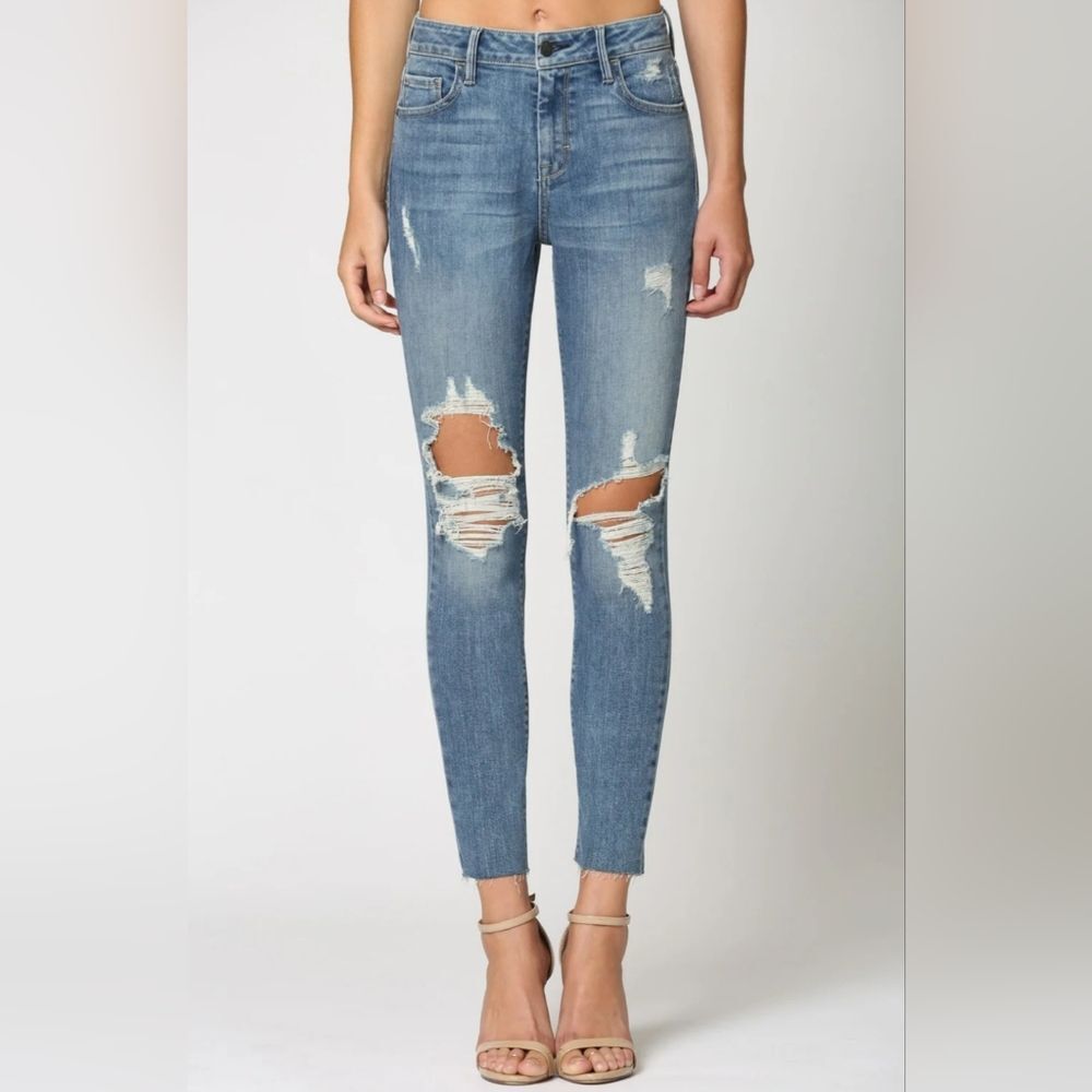Hidden Jeans Medium Wash Ripped Frayed Hem Ankle Jeans Size 31